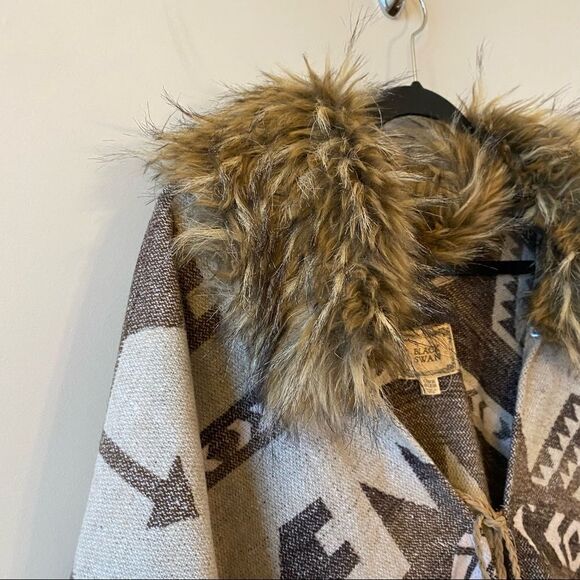 Black Swan-Aztec Faux Fur Collar Fall/Winter Poncho - Picture 6 of 13